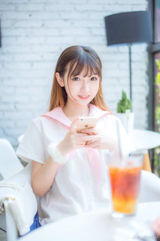 “原来如此。”伏德摇了摇头，苦笑道：“我是谁……我自己都快不记得了，我们这种人，是没有名字，只有代号，我乃夜凰卫，将军也可称我为死间，在来荆州的那一刻，就已经没有准备活着回去。”